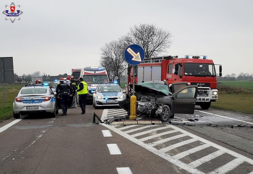 Dacia obróciła się tyłem do kierunku jazdy. Pasażerka została poważnie ranna /Informacja prasowa