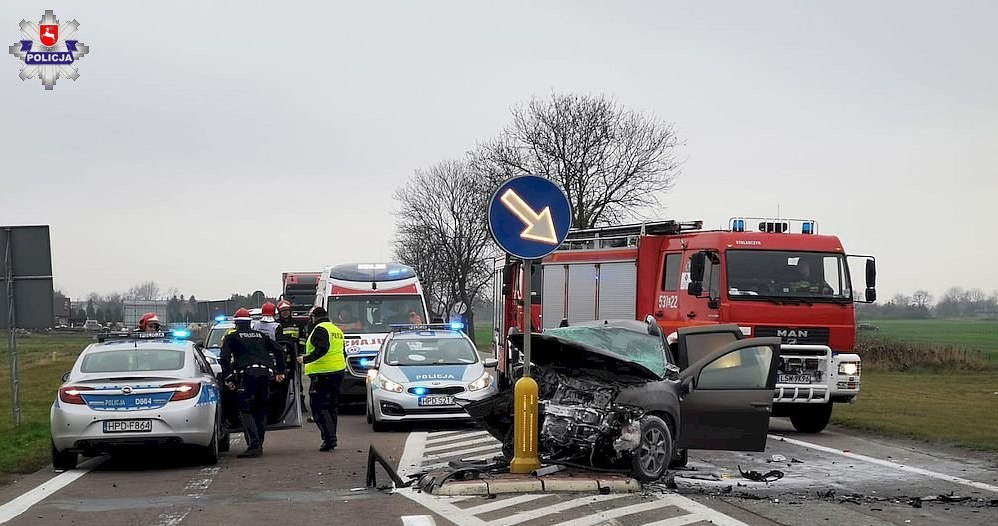 Dacia obróciła się tyłem do kierunku jazdy. Pasażerka została poważnie ranna /Informacja prasowa