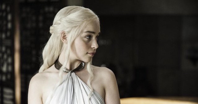 - Daenerys jest liderką i wpada w polityczne pułapki. Ciągle się uczy. W tym sezonie najciekawsze są zdrady - mówi Emilia Clarke. /HBO