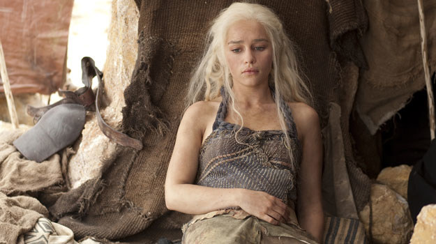 Daenerys Targaryen (Emilia Clarke) była bezbronną nastolatką wydaną za władcę koczowniczego ludu. W drugiej serii, już jako wdowa, musi walczyć na pustyni o własne życie, ocalenie nielicznych wiernych poddanych i... trzech malutkich smoków. /HBO /materiały prasowe