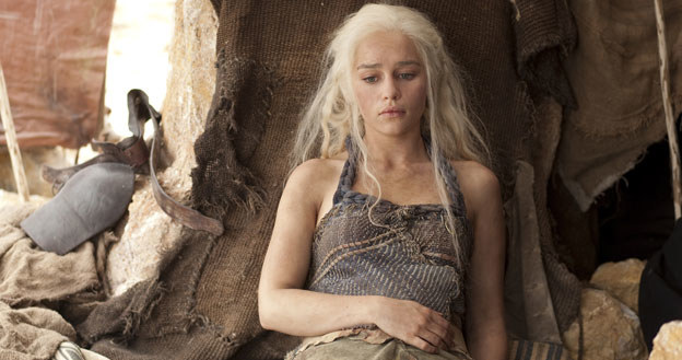 Daenerys Targaryen (Emilia Clarke) była bezbronną nastolatką wydaną za władcę koczowniczego ludu. W drugiej serii, już jako wdowa, musi walczyć na pustyni o własne życie, ocalenie nielicznych wiernych poddanych i... trzech malutkich smoków. /HBO /materiały prasowe