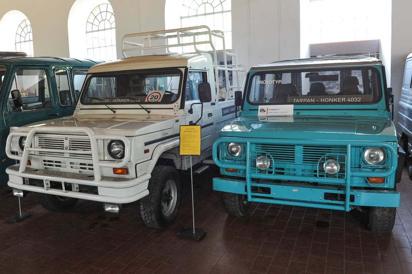 Daewoo honker 2324 (z lewej) oraz prototyp tarpan honker 4032 w Muzeum Techniki w Chlewiskach /East News