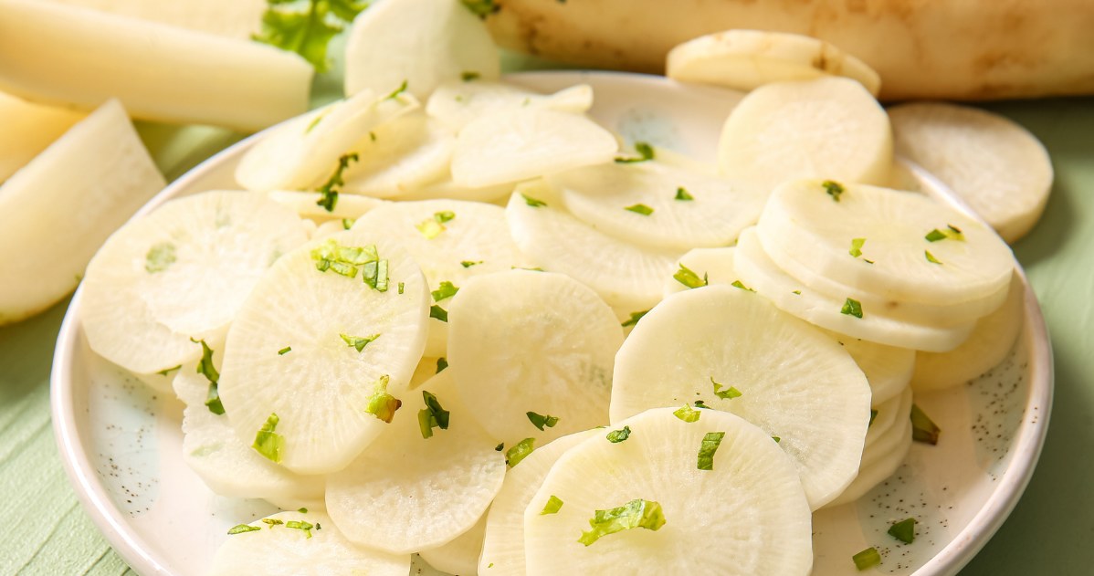 Daikon, czyli rzodkiew japońska, to produkt ciekawy w smaku, a przede wszystkim dobry dla zdrowia /123RF/PICSEL