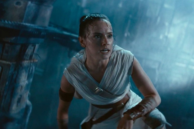 Daisy Ridley jako Rey w scenie z filmu "Gwiezdne wojny: Skywalker. Odrodzenie" /materiały prasowe