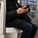 Dają się oszustom częściej od seniorów. 17 proc. młodych straciło pieniądze