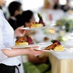 Dajesz napiwek w restauracji? Sprawdź, co z podatkiem