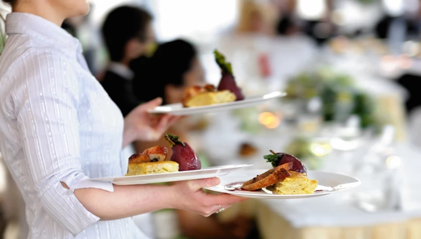 Dajesz napiwek w restauracji? Sprawdź, co z podatkiem