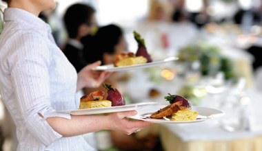 Dajesz napiwek w restauracji? Sprawdź, co z podatkiem