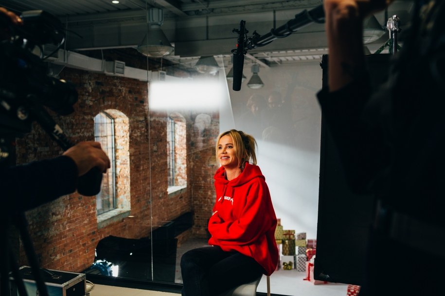 "Dajesz prezent obcej osobie, której często nie stać na najbardziej podstawowe produkty – środki czystości, jedzenie czy opał" /Szlachetna Paczka /Materiały prasowe