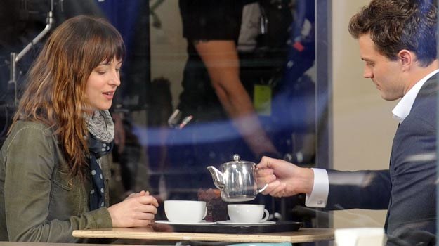 Dakota Johnson i Jamie Dornan na planie "50 twarzy Greya". Czyżby właśnie kręcili "grzeczną" wersję? /Splashnews