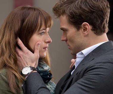 Dakota Johnson i Jamie Dornan w scenie z filmu "Pięćdziesiąt twarzy Greya"