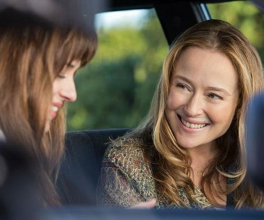 Dakota Johnson i Jennifer Ehle w scenie z filmu "Pięćdziesiąt twarzy Greya"