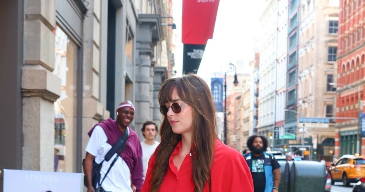 Dakota Johnson również nosi czerwoną koszulę /East News