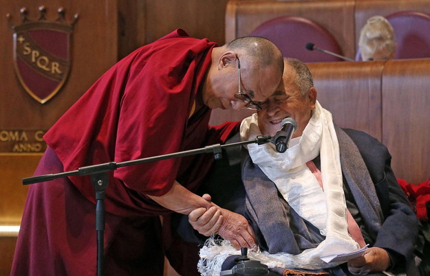 Dalajlama oraz włoski reżyser Bernardo Bertolucci podczas 14. szczytu laureatów Pokojowej Nagrody Nobla w Rzymie /ALESSANDRO DI MEO    /PAP/EPA