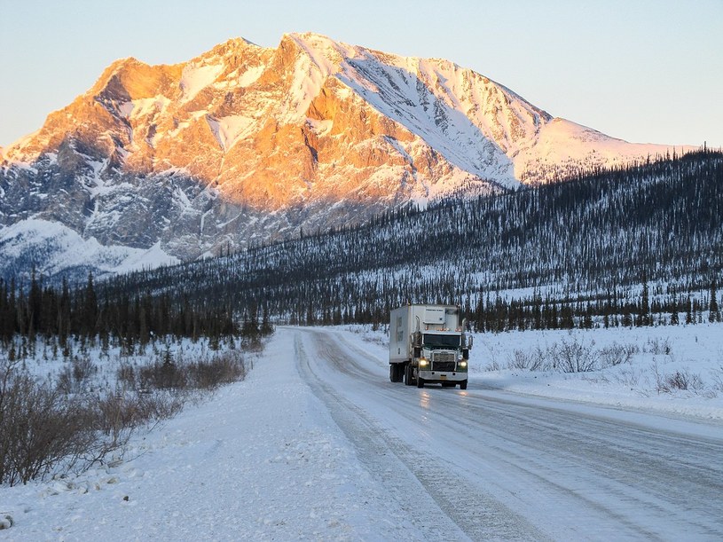 Dalton Highway jest "piekielną" autostradą na Alasce /Bureau of Land Management Alaska/Photo by BLM Alaska/Karen Deatherage/Flickr/ Creative Commons Attribution 2.0 Generic license /Wikipedia