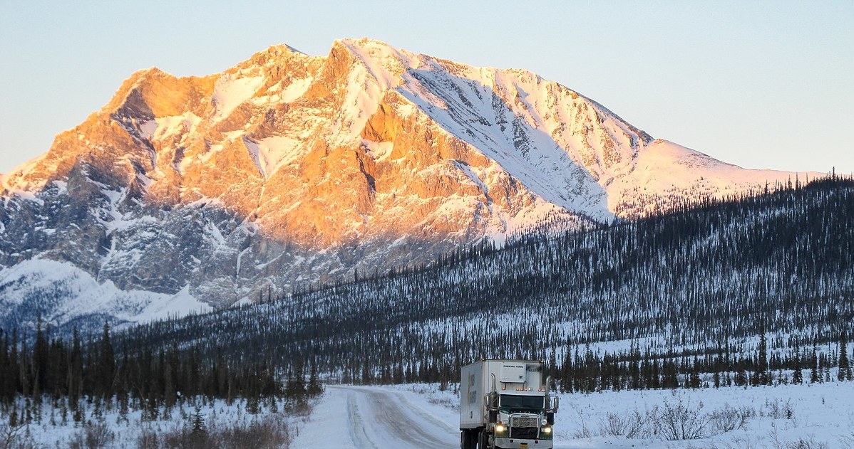 Dalton Highway jest "piekielną" autostradą na Alasce /Bureau of Land Management Alaska/Photo by BLM Alaska/Karen Deatherage/Flickr/ Creative Commons Attribution 2.0 Generic license /Wikipedia