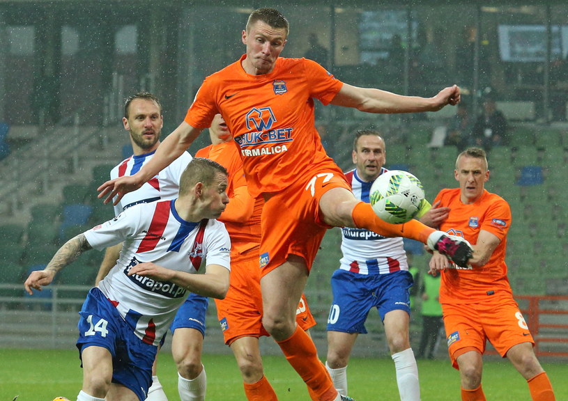 Damian Chmiel (z lewej) walczy o piłkę z Artemem Putiwcewem /Fot. Stanisław Rozpędzik /PAP