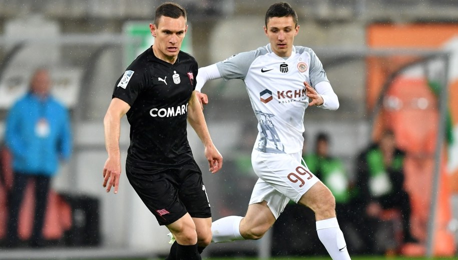 Damian Dąbrowski z Cracovii i piłkarz KGHM Zagłębia Lubin Bartosz Slisz. /Maciej Kulczyński /PAP