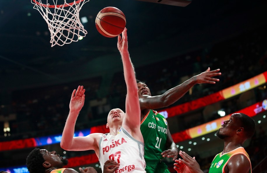 Damian Kulig i reprezentant Wybrzeża Kości Słoniowej Deon Thompson w meczu pierwszej rundy MŚ koszykarzy /HOW HWEE YOUNG /PAP/EPA