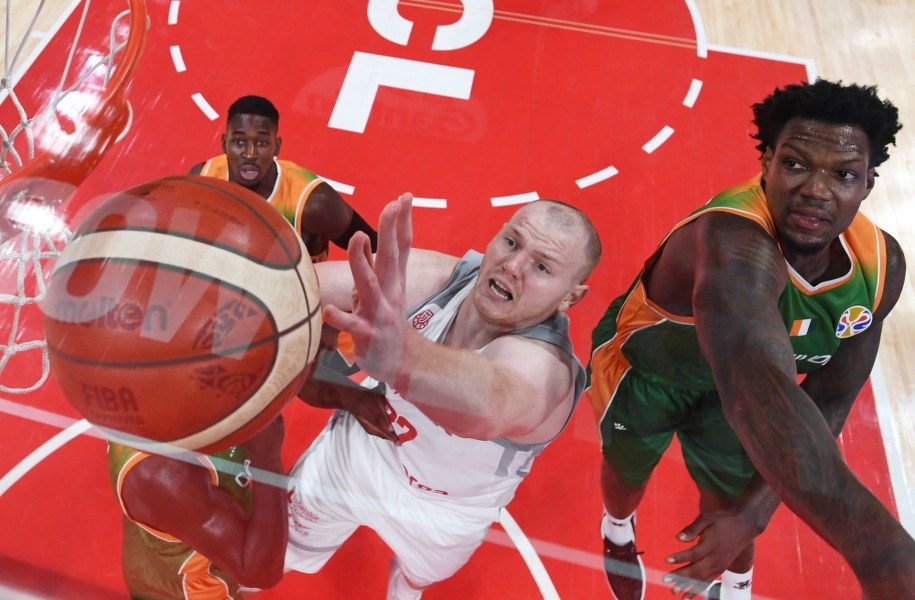 Damian Kulig walczący o punkty z zawodnikami Wybrzeża Kości Słoniowej /GREG BAKER / POOL /PAP/EPA