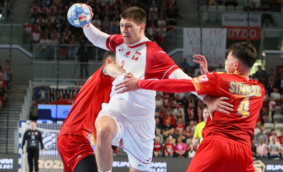 Damian Przytuła (C) oraz Robert Militaru (L) i Daniel Stanciuc (P) z Rumunii podczas meczu eliminacyjnego mistrzostw Europy 2026 piłkarzy ręcznych w Gorzowie Wielkopolskim /Lech Muszyński /PAP