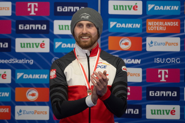 Damian Żurek z brązowym medalem zdobytym w biegu na dystansie 1000 m /	Grzegorz Michałowski   /PAP
