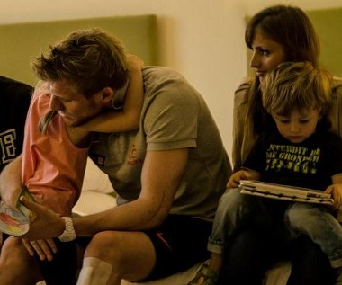 Damien Perquis z rodziną w scenie z filmu "Będziesz legendą człowieku"