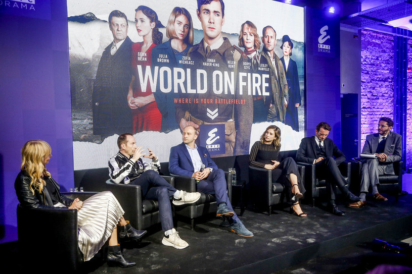 Damien Timmer, Borys Szyc, Zofia Wichłacz i Tomasz Kot na premierze serialu BBC "World on Fire" ("Świat w ogniu") /AKPA