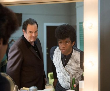 Dan Aykroyd i Chadwick Boseman w filmie "Get on Up"