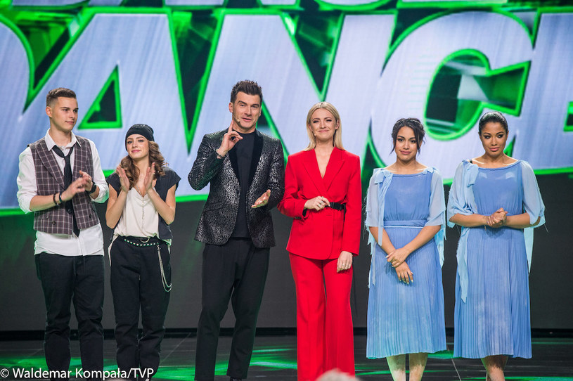 "Dance, Dance, Dance": Finaliści Patricia i Victoria Kazadi oraz Wiktoria Gąsiewska i Adam Zdrójkowski wraz z prowadzącymi Tomasz Kammel i Barbara Kurdej-Szatan /TVP /materiały prasowe