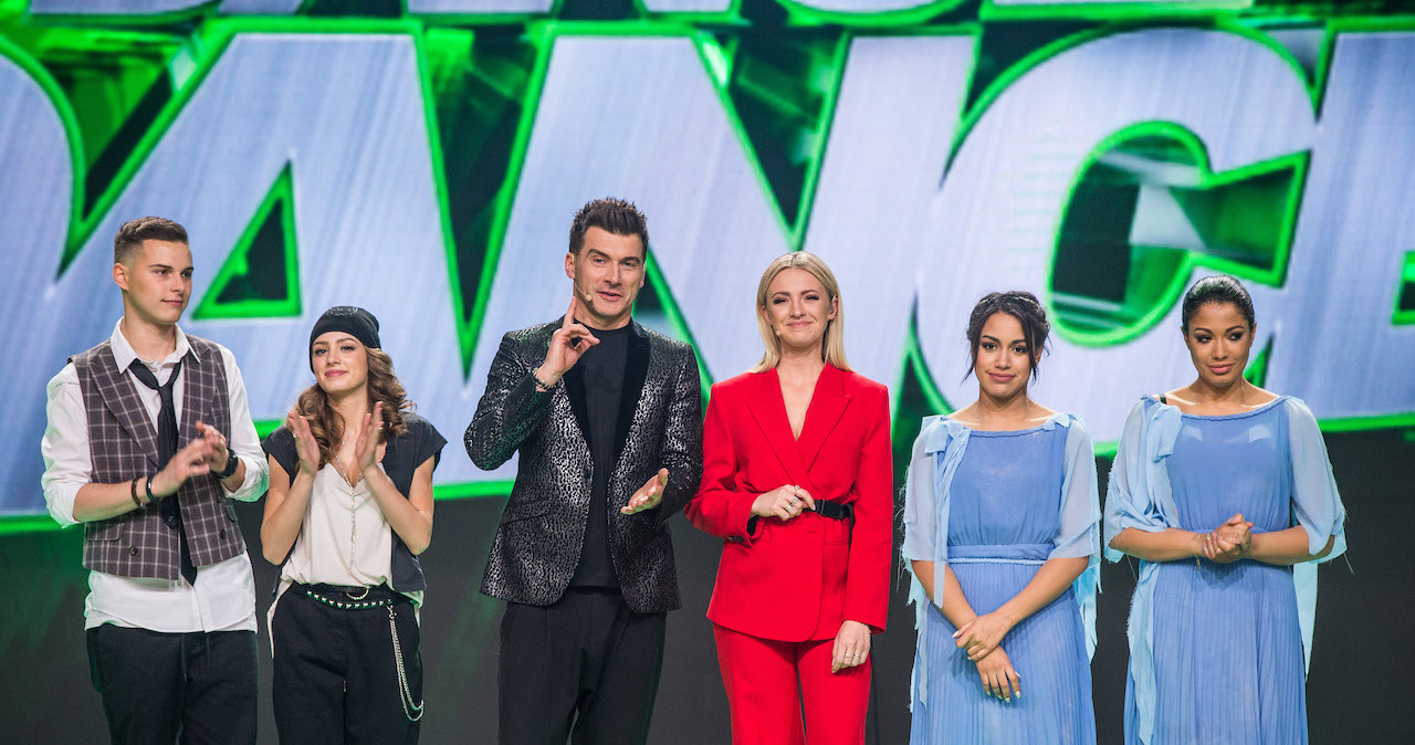 "Dance, Dance, Dance": Finaliści Patricia i Victoria Kazadi oraz Wiktoria Gąsiewska i Adam Zdrójkowski wraz z prowadzącymi Tomasz Kammel i Barbara Kurdej-Szatan /TVP /materiały prasowe