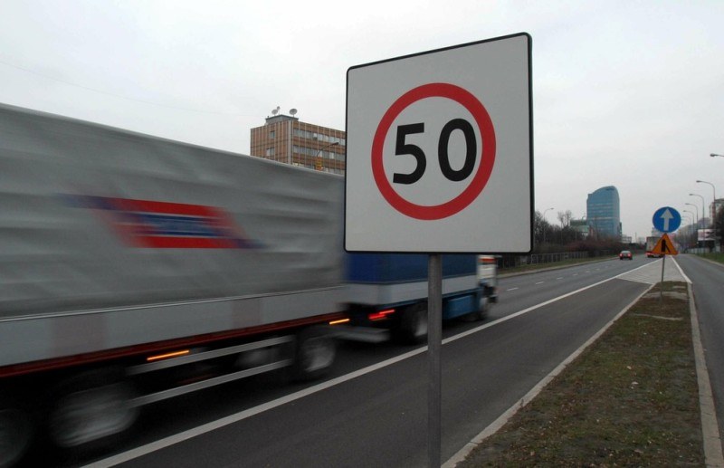 Dane dotyczące zachowań kierowców ciężarówek  w ruchu miejskim są alarmujące /Fot. Wojciech Traczyk /East News