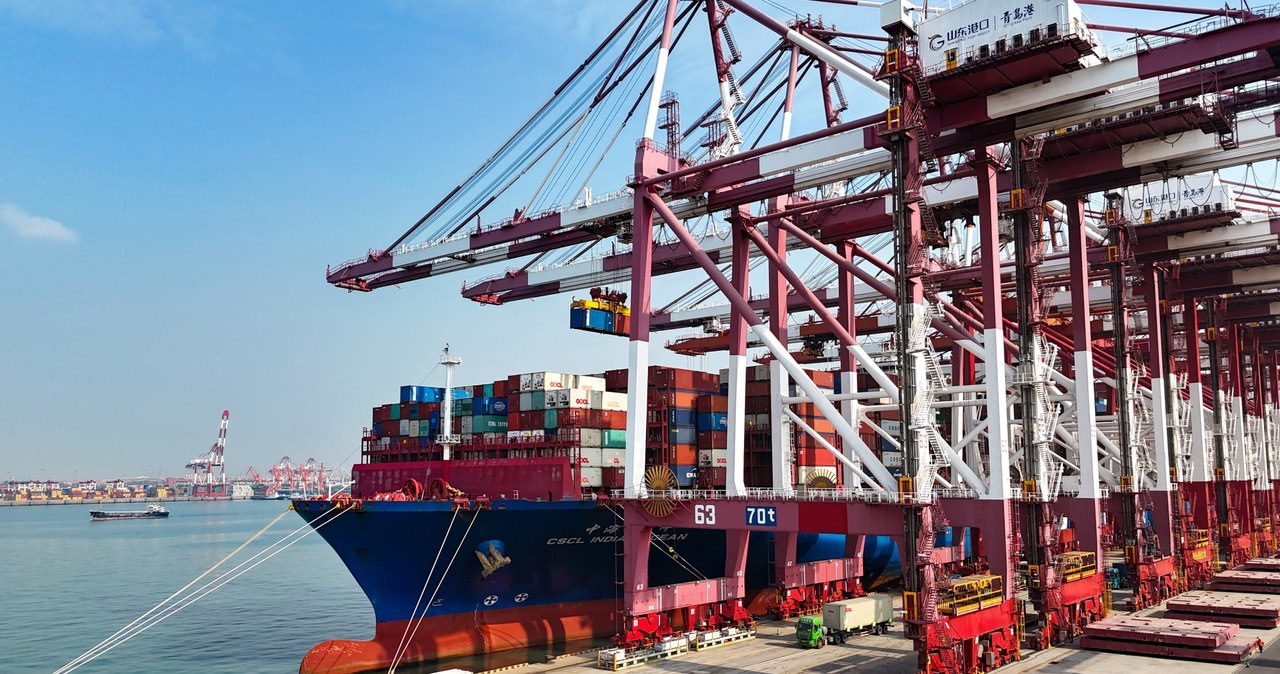 Dane o eksporcie w Chinach we wrześniu 2023 r. były lepsze od prognoz. Na zdjęciu kontenerowiec w Qingdao /AFP