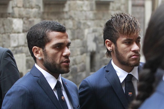Dani Alves (po lewej) i jego klubowy kolega Neymar /MARTA PEREZ /PAP/EPA