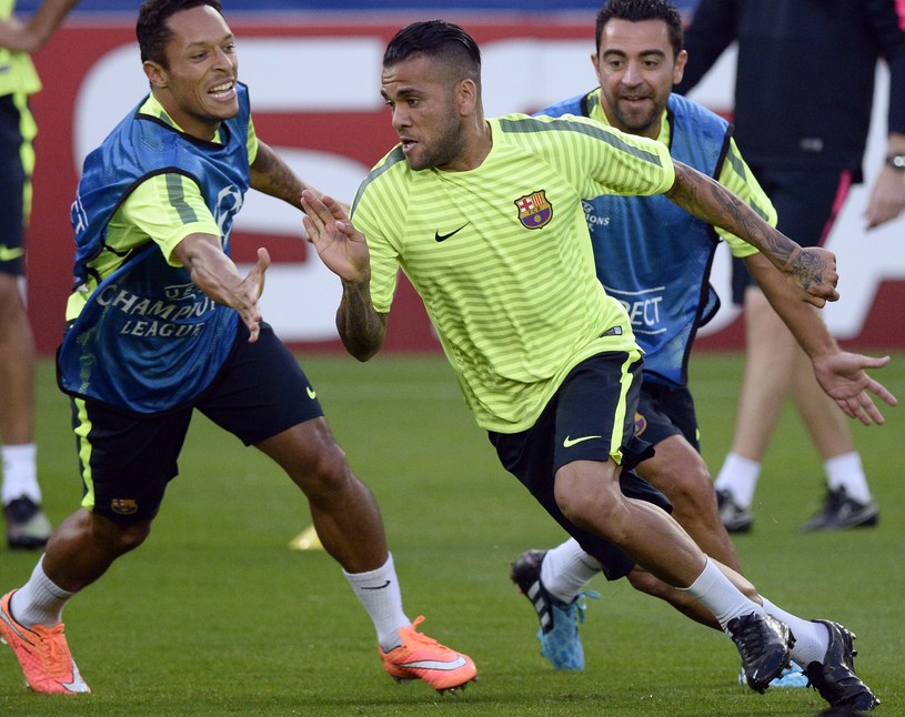 Dani Alves (w środku) podczas treningu Barcelony /AFP