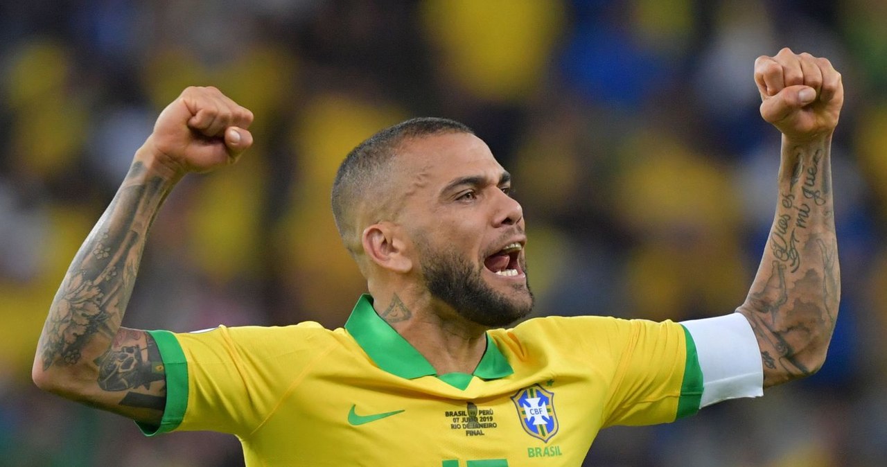 Dani Alves wraca do Brazylii /AFP