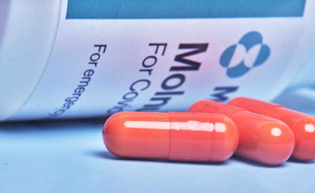 Dania dopuściła lek na Covid-19. Ma on zmniejszyć liczbę hospitalizacji i zgonów