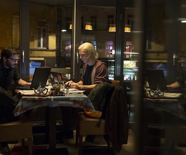 Daniel Brühl i Benedict Cumberbatch w scenie z filmu "Piąta władza"