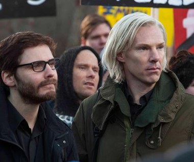 Daniel Brühl i Benedict Cumberbatch w scenie z filmu "Piąta władza"