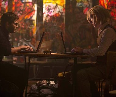 Daniel Brühl i Benedict Cumberbatch w scenie z filmu "Piąta władza"