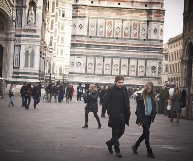 Daniel Brühl i Cara Delevingne w scenie z filmu "Twarz anioła"