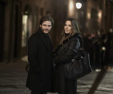Daniel Brühl i Kate Beckinsale w scenie z filmu "Twarz anioła"