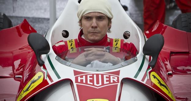 Daniel Brühl jako Niki Lauda w scenie z filmu "Wyścig" Rona Howarda /materiały dystrybutora