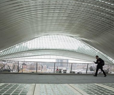 Daniel Brühl w scenie z filmu "Piąta władza"