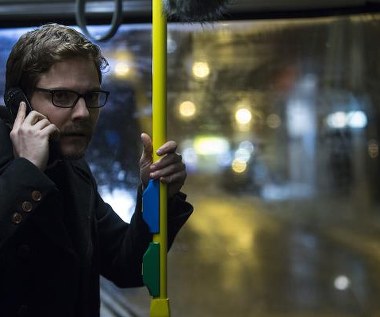 Daniel Brühl w scenie z filmu "Piąta władza"