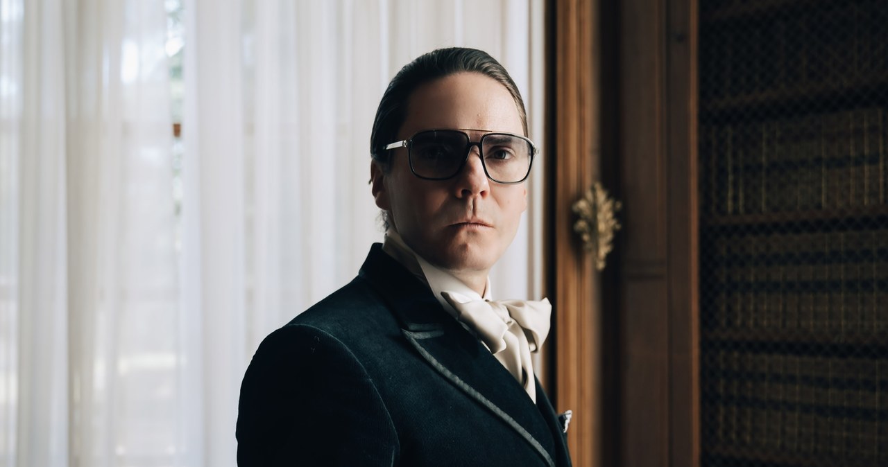 Daniel Bruhl w serialu "Becoming Karl Lagerfeld" /Disney+ /materiały prasowe