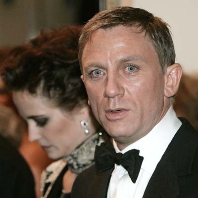 Daniel Craig chyba nieco wystraszony wystawnością premiery /AFP