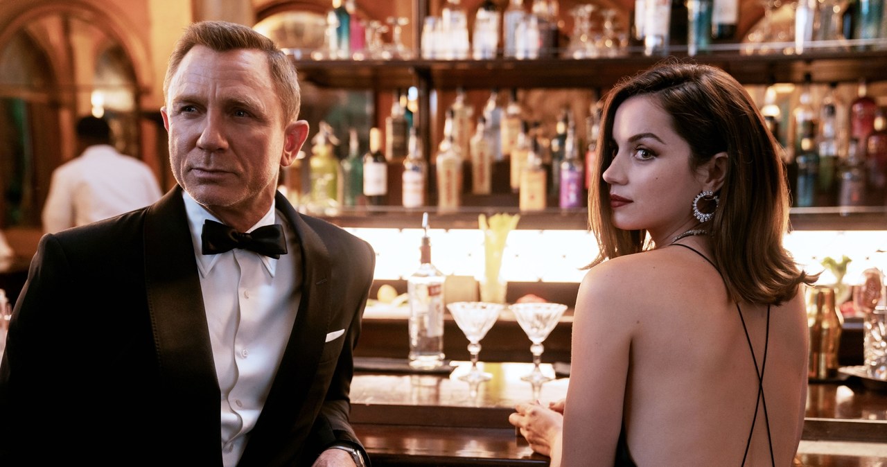 Daniel Craig i Ana de Armas w filmie "Nie czas umierać" /Capital Pictures / Film Stills  /Agencja FORUM