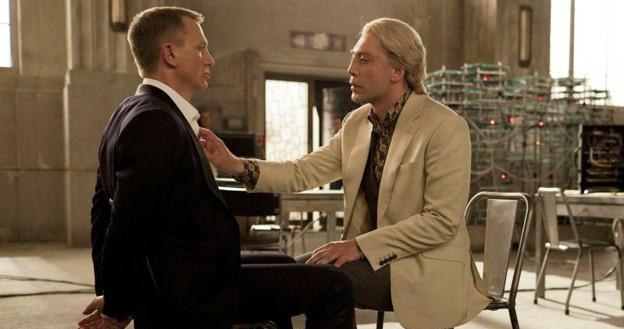 Daniel Craig i Javier Bardem w kontrowersyjnej scenie z filmu "Skyfall" /materiały dystrybutora