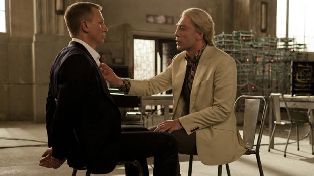 Daniel Craig i Javier Bardem w scenie z filmu "Skyfall" /materiały dystrybutora